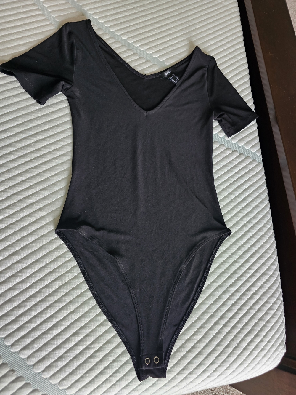 Forever 21 Black V-Neck Short Sleeve Bodysuit Top